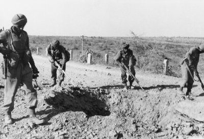 Soldati indiani che cercano mine lungo una strada sterrata, 1941 da English Photographer